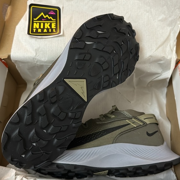 Nike Pegasus Trail 2 Olive/ Black Size Mens 6/ Woman’s 7.5 - Picture 2 of 3